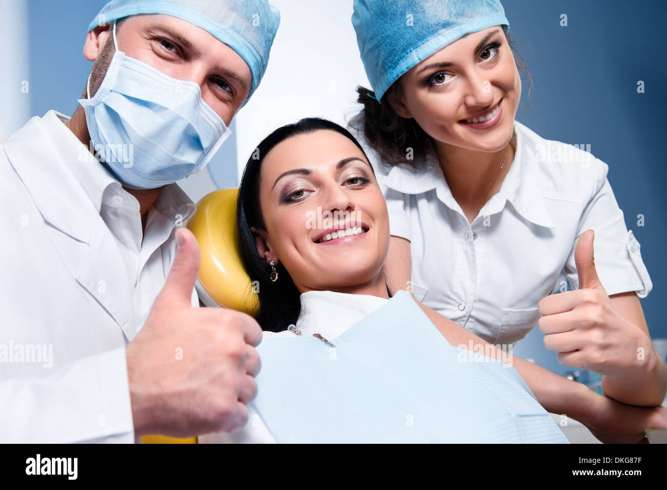 Dentista con assistente e paziente Foto Stock