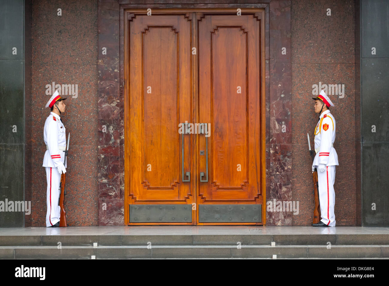 Le protezioni in uniforme, il Mausoleo di Ho Chi Minh, Hanoi, Vietnam Asia Foto Stock