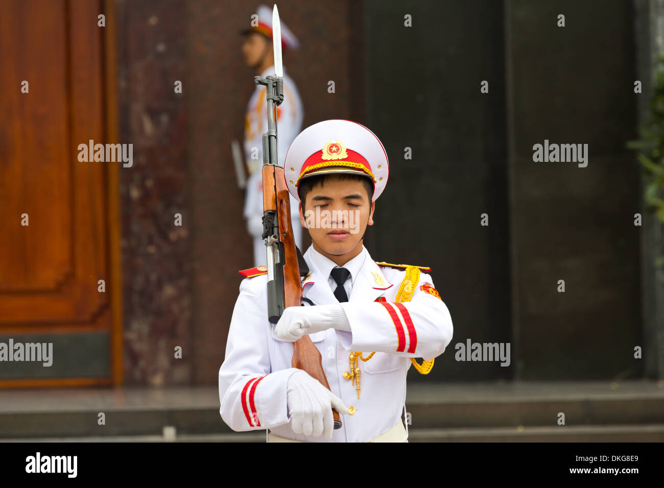 Modifica delle protezioni in uniforme, il Mausoleo di Ho Chi Minh, Hanoi, Vietnam Asia Foto Stock