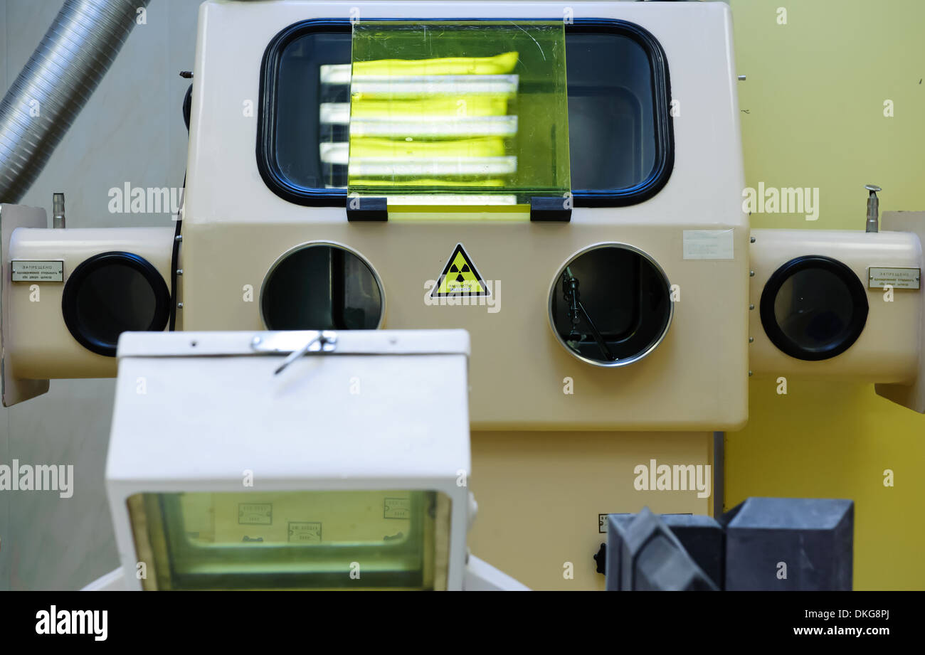 Apparecchiatura per la produzione di sostanze radioattive a iniezioni in ospedale Foto Stock