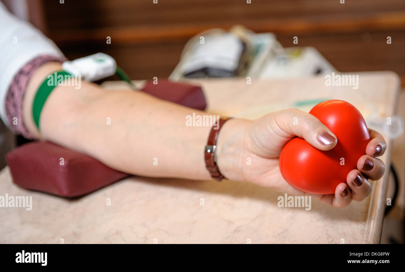 Preparazione per la donazione di sangue Foto Stock
