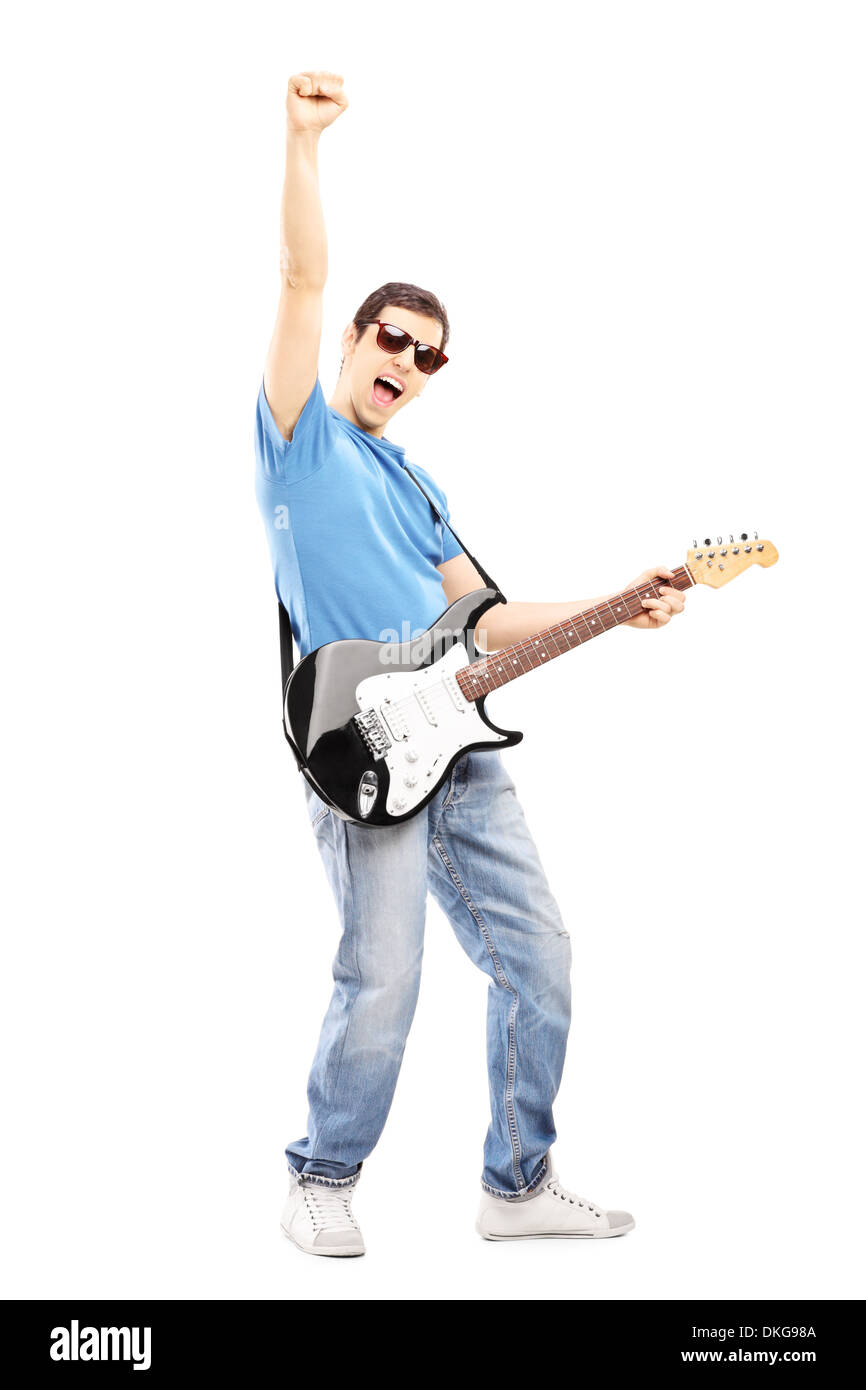 A piena lunghezza Ritratto di un felice ragazzo giocando su una chitarra elettrica Foto Stock