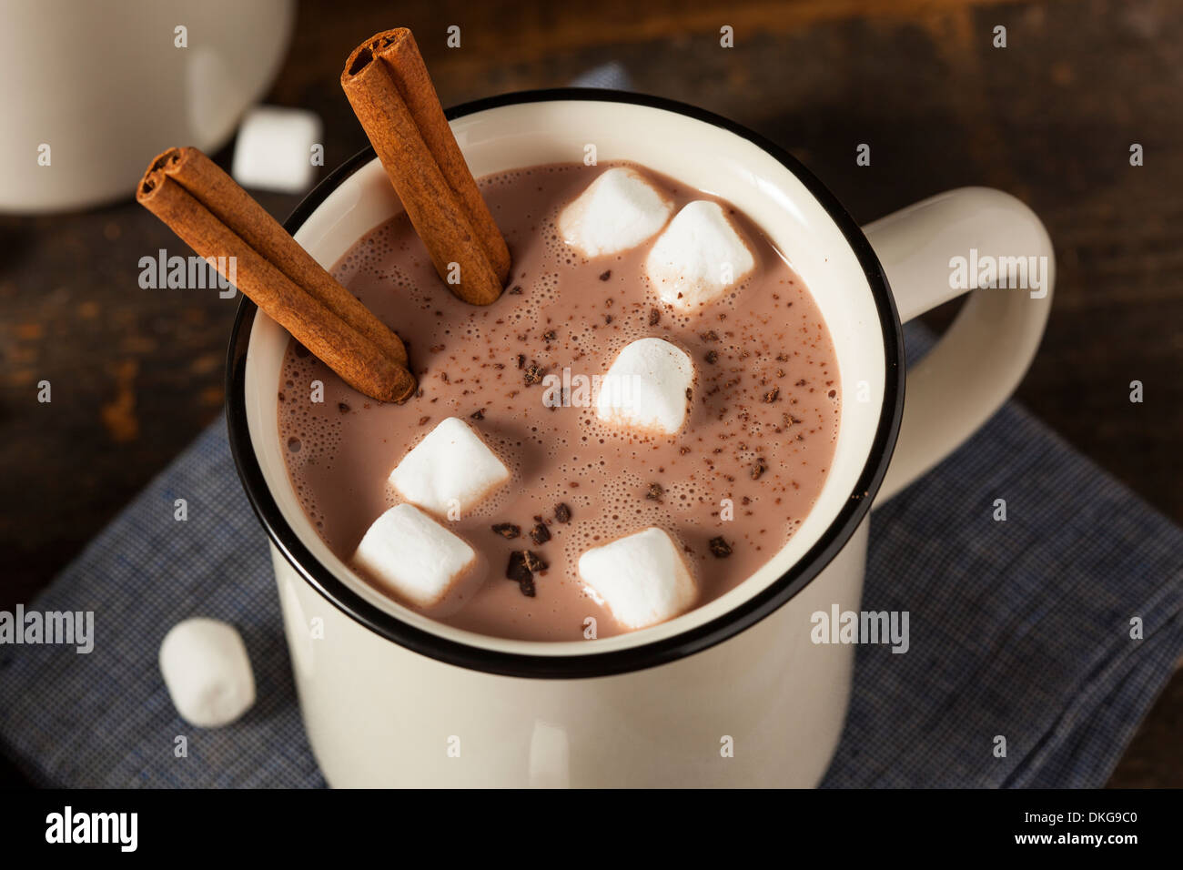 Tazze cioccolato al latte con cannella e Marshmallows Foto Stock