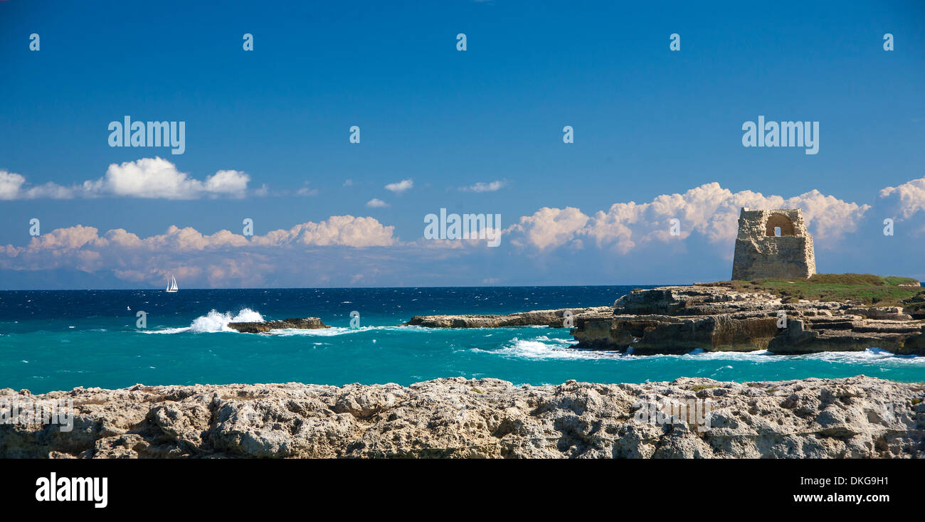 Puglia litorale con torre di avvistamento e yacht. Foto Stock