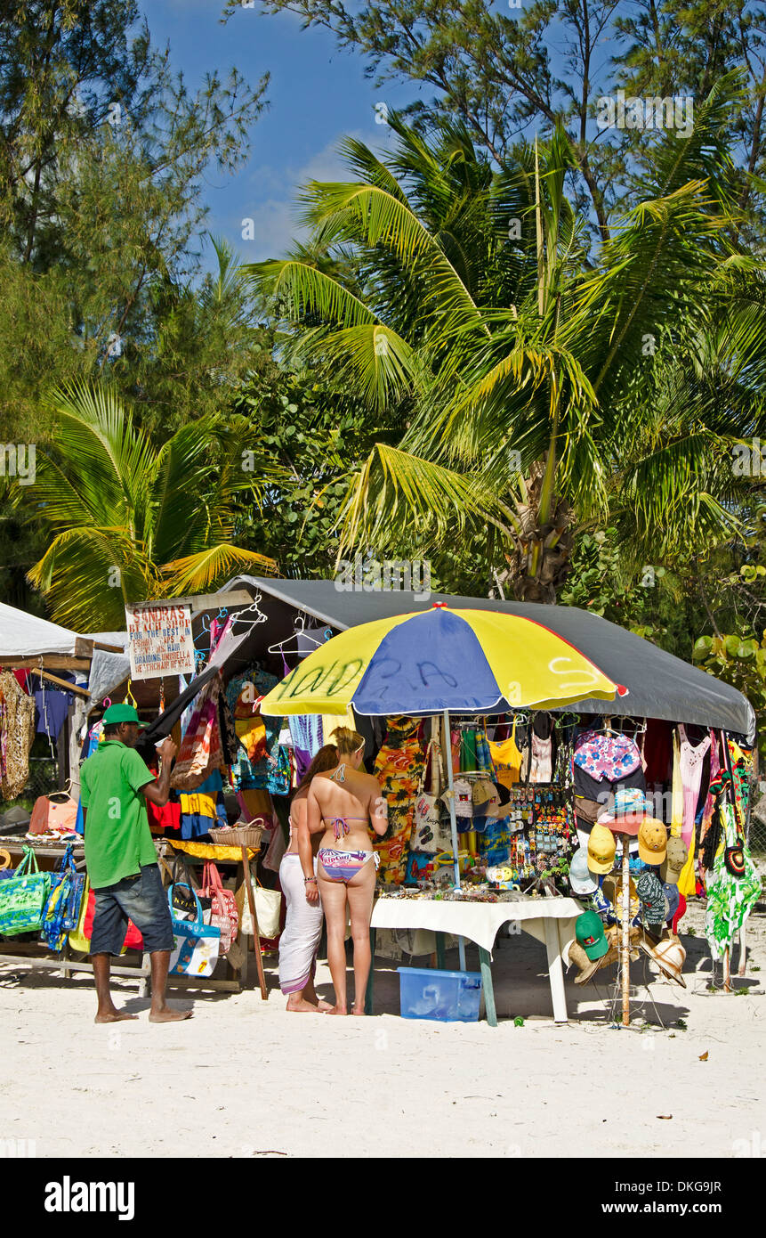 Pressione di stallo di mercato presso la spiaggia, il Jolly Beach, Antigua, Piccole Antille, Caraibi, America Foto Stock