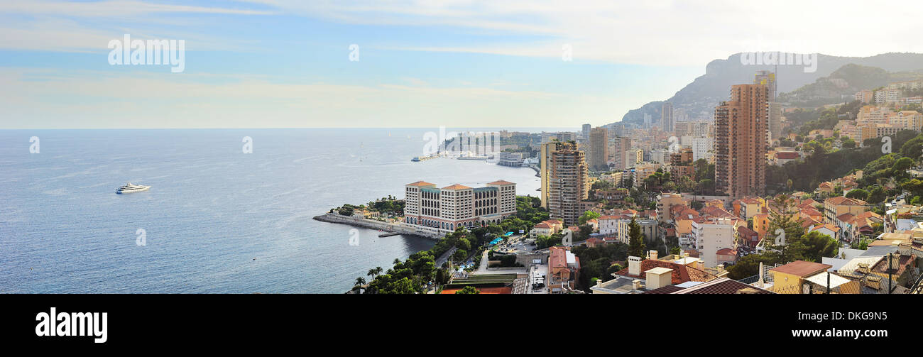 Vista panoramica di Monaco nella luminosa giornata estiva Foto Stock