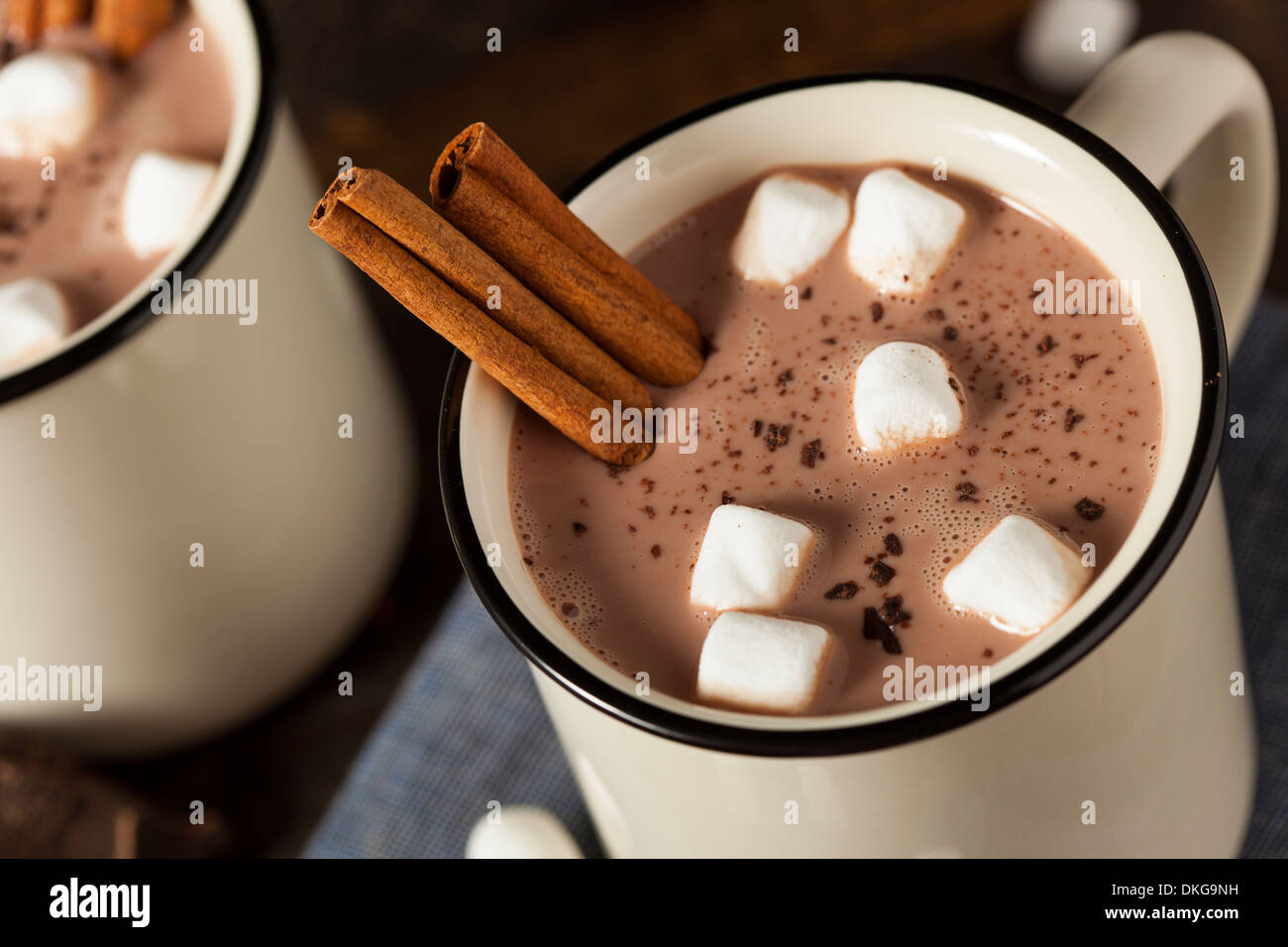 Tazze cioccolato al latte con cannella e Marshmallows Foto Stock