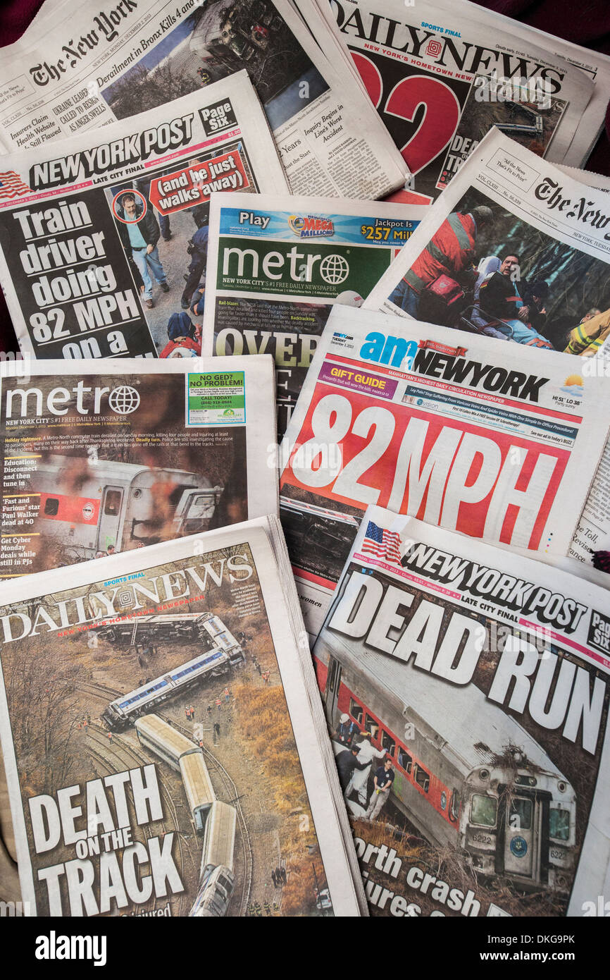 Le pagine anteriore di New York quotidiani su più giorni relazione su il deragliamento di un MetroNorth treni pendolari Foto Stock