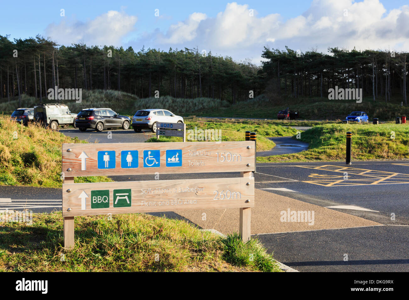Nuovi segni che mostra le strutture nel recentemente migliorata del parco auto in foresta Newborough, Isola di Anglesey, Galles del Nord, Regno Unito, Gran Bretagna Foto Stock