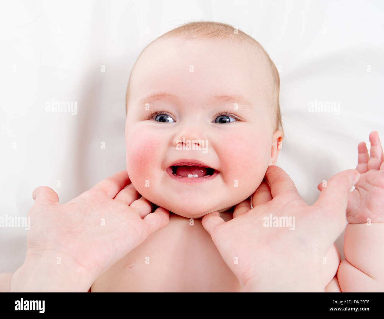 Madre massaggiare il suo bambino bello Foto Stock