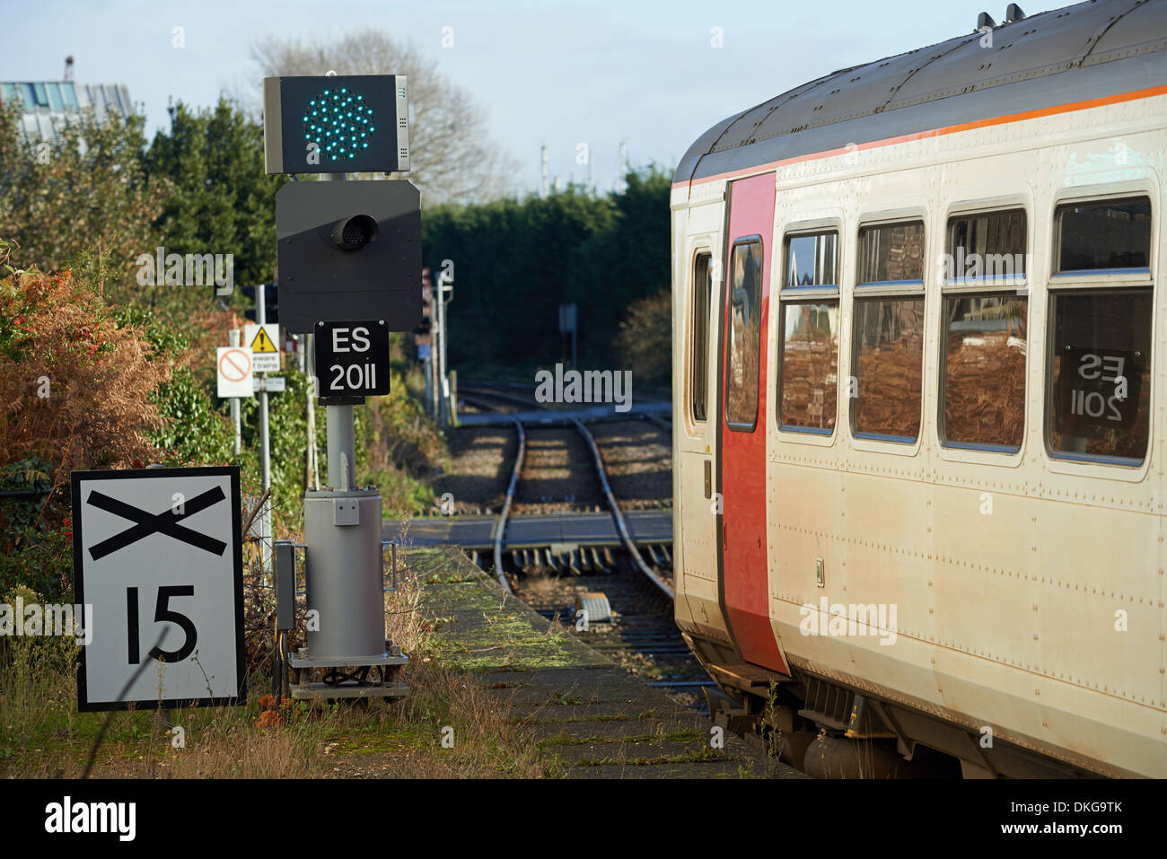 Verde segnale consentendo un north bound treni passeggeri sulla East Suffolk linea di diramazione per inserire il prossimo singolo tratto di traccia Foto Stock