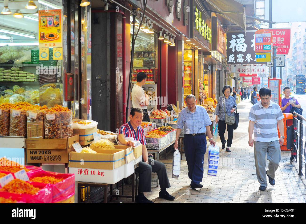 Persone che camminano in una strada del mercato di Hong Kong. Foto Stock