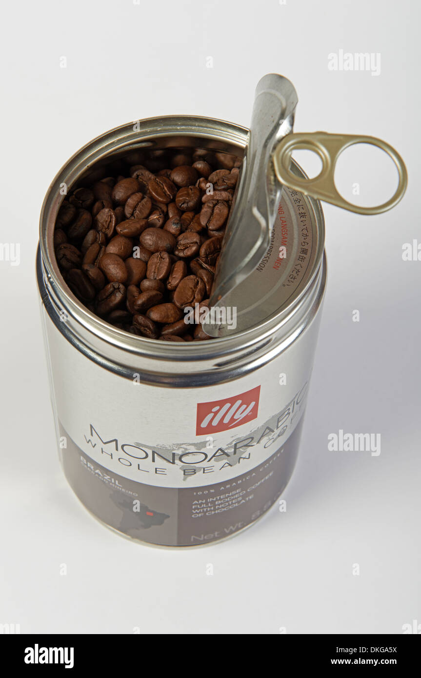 Illy Monoarabica brasiliano tutto il caffè in grani Foto stock - Alamy