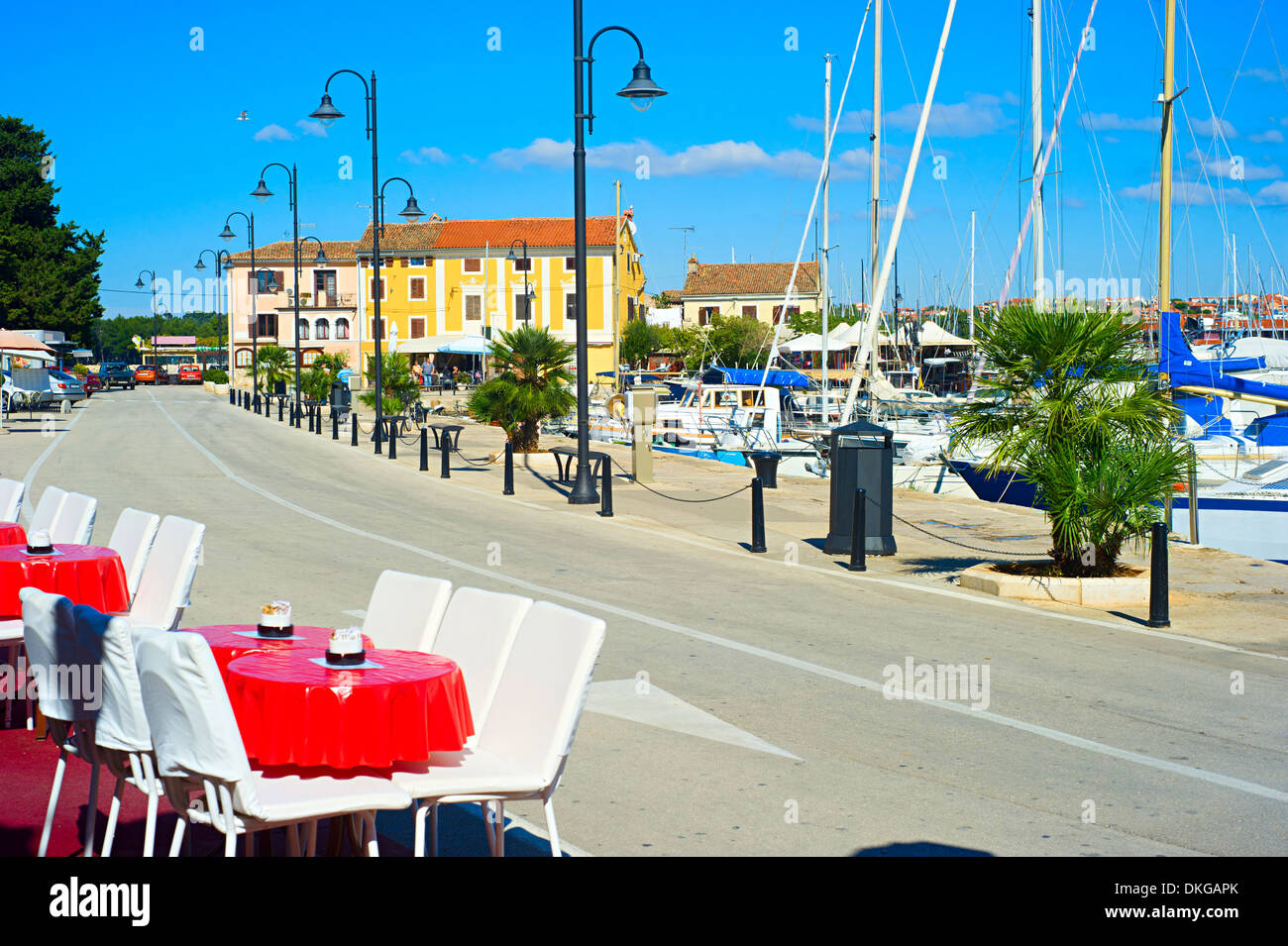 Giornata di sole a Novigrad Harbour, vista su una baia e alberghi da un cafe Foto Stock