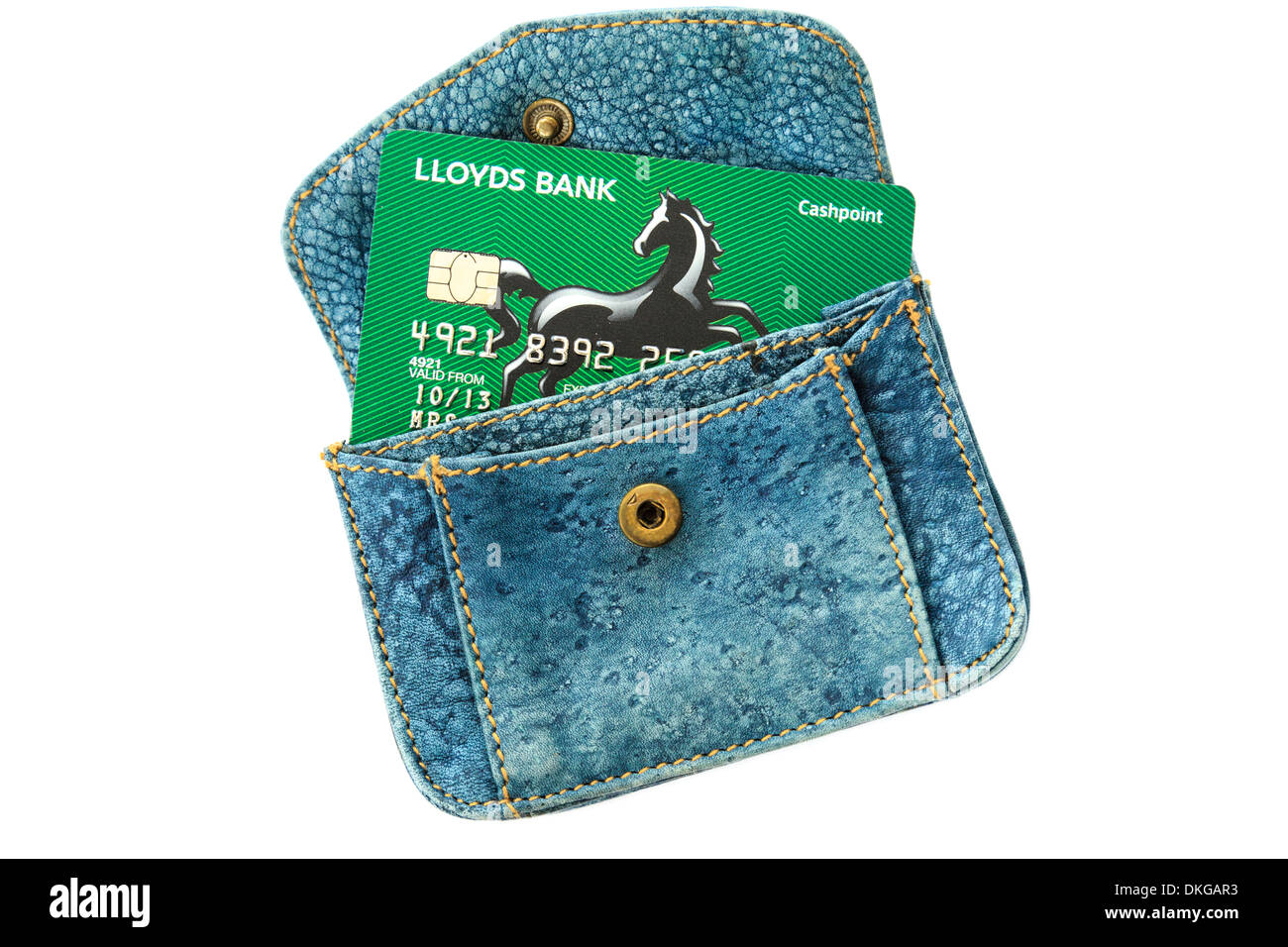 Nuova carta Lloyds Bank cashpoint in una borsetta blu isolata su uno sfondo bianco chiaro. Inghilterra, Regno Unito, Gran Bretagna Foto Stock