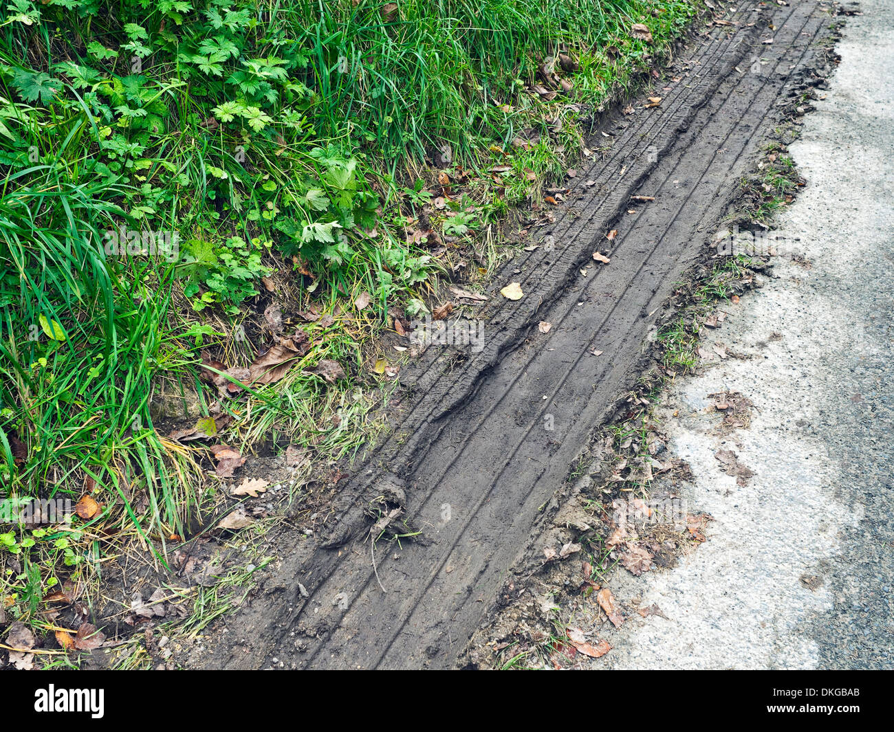 Veicolo agricolo tracce di pneumatici nella strada fangosa patch - Francia. Foto Stock
