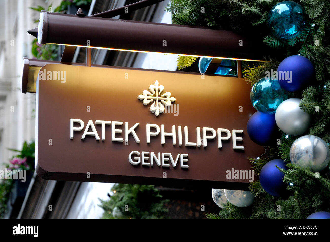 Londra, Inghilterra, Regno Unito. Patek Philippe firmare al di fuori del negozio con decorazioni di Natale Foto Stock