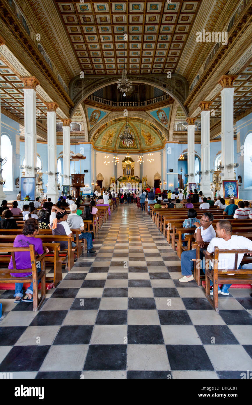 I credenti in una chiesa di Tagbilaran, Bohol, Filippine Foto Stock
