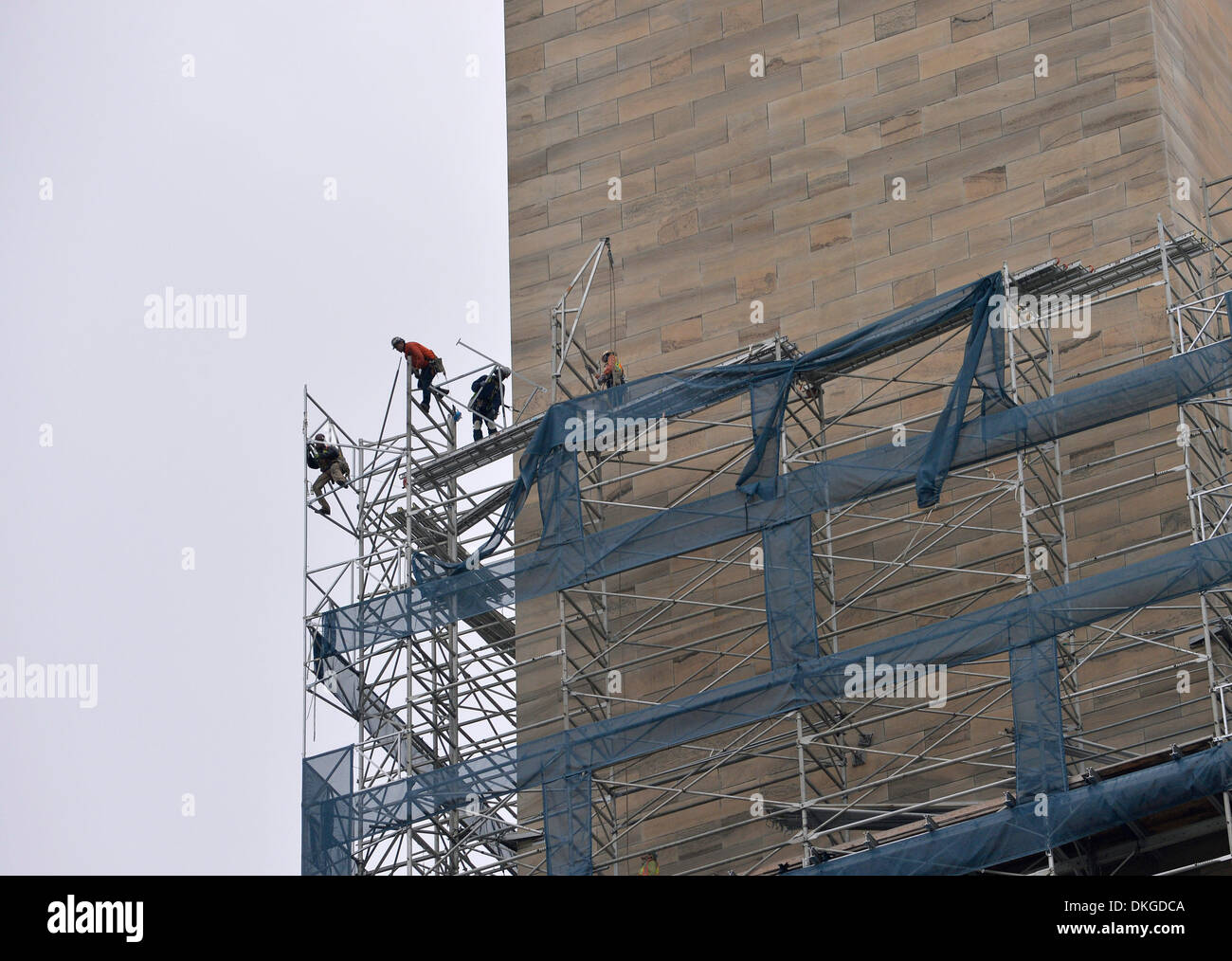 Washington DC, Stati Uniti d'America . 05 Dic, 2013. Lavoratori rimuovere pezzi di ponteggio sul Monumento di Washington dopo la riparazione dei danni causati dal terremoto nel 2011 a Washington DC, capitale degli Stati Uniti, Dicembre 5, 2013. L'economia degli Stati Uniti è aumentata ad un tasso annuo del 3,6 per cento nel terzo trimestre prima della 16-giorno parziale arresto del governo, stimolato da parte di privati di inventari e residenziale di investimenti fissi, U.S. Dipartimento del commercio ha riferito giovedì. Credito: Xinhua/Alamy Live News Foto Stock