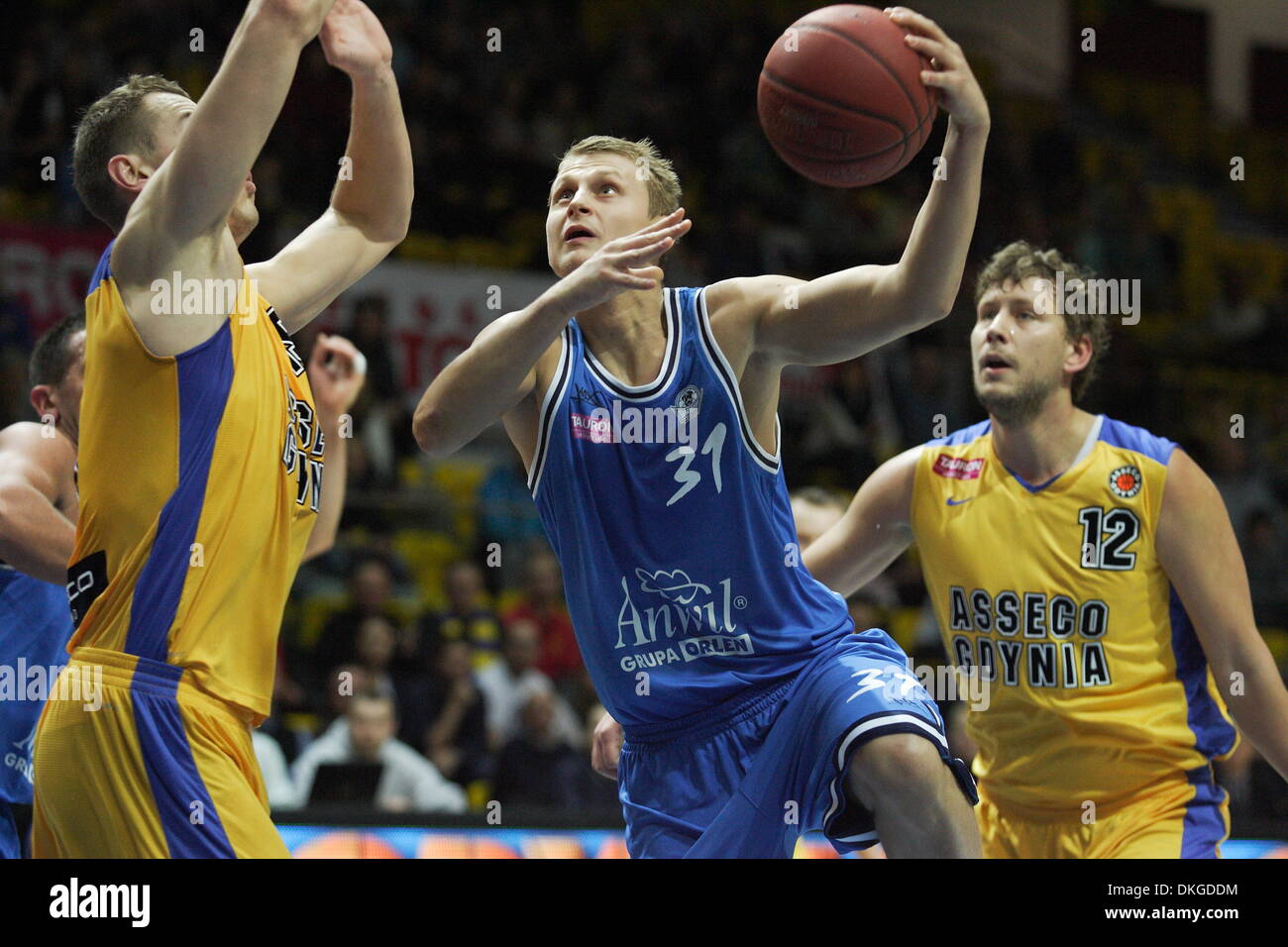 Gdynia, Polonia 5th, Dicembre 2013 Intermarche Basket Cup . Asseco Gdynia v Anwil Wloclawek gioco a Gdynia palazzetto dello sport a Gdynia. Mateusz Kostrzewski (31) in azione durante il gioco Credito: Michal Fludra/Alamy Live News Foto Stock