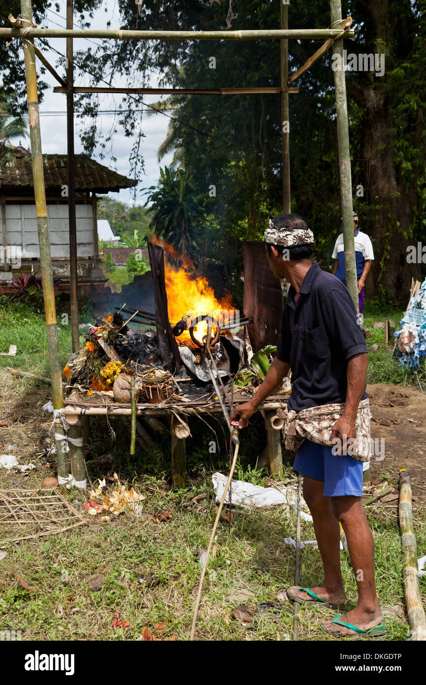 La cremazione di un morto a Bali, in Indonesia Foto Stock