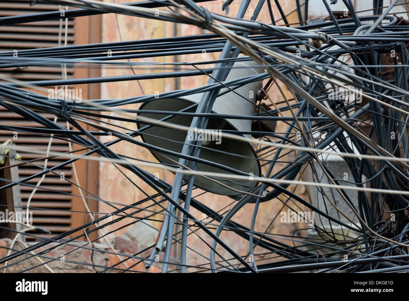 Cavi di energia elettrica e un altoparlante nel quartiere vecchio di Hanoi, Vietnam Foto Stock