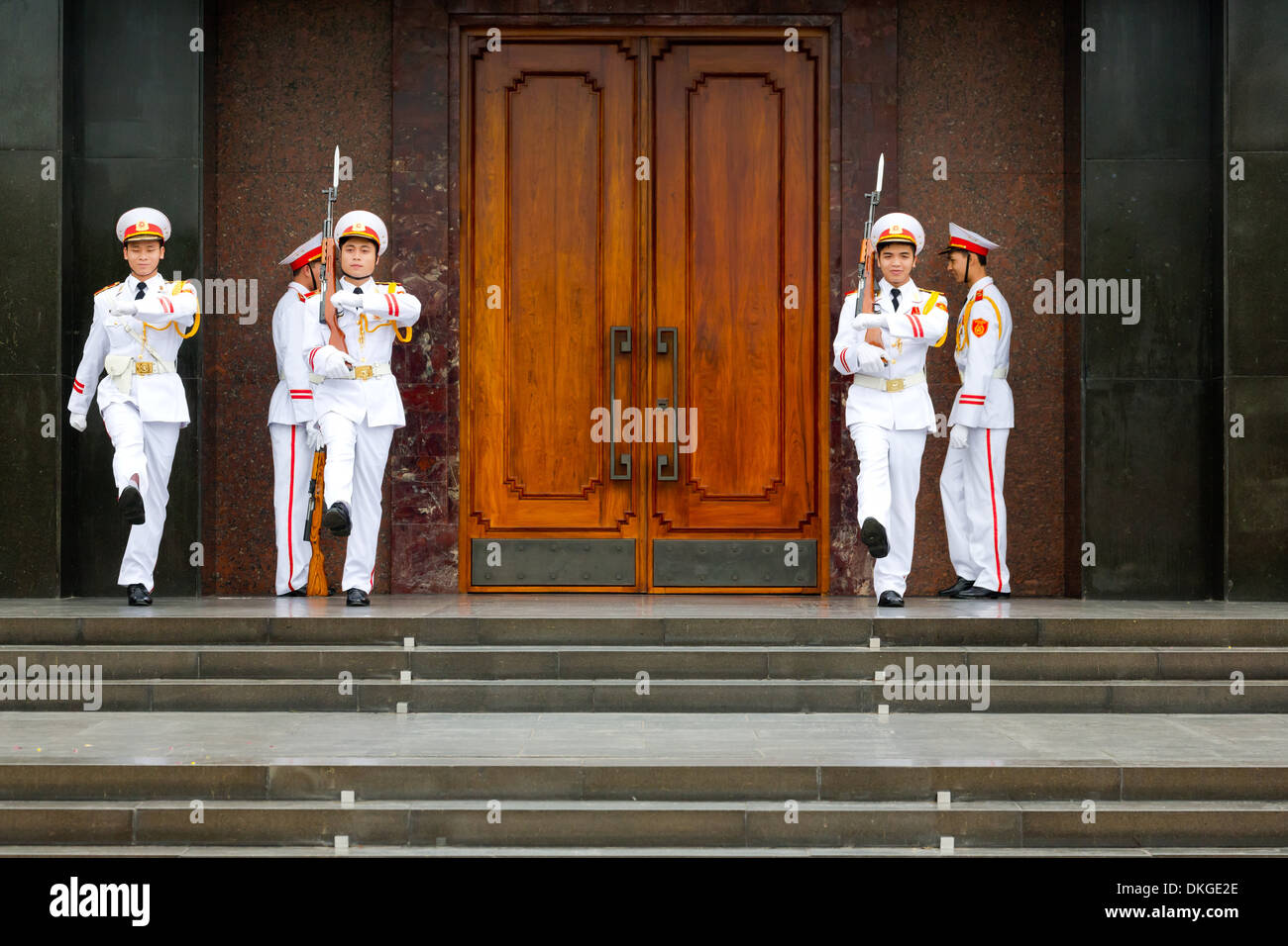 Cambio della guardia al Mausoleo di Ho Chi Minh ad Hanoi, Vietnam Foto Stock