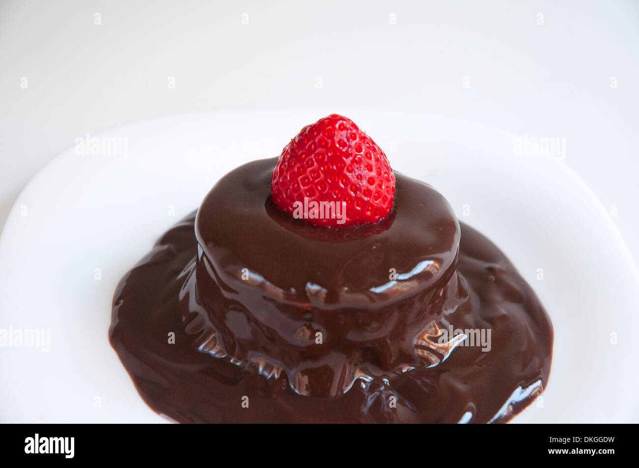 Torta al cioccolato con fragole. Chiudere la vista. Foto Stock