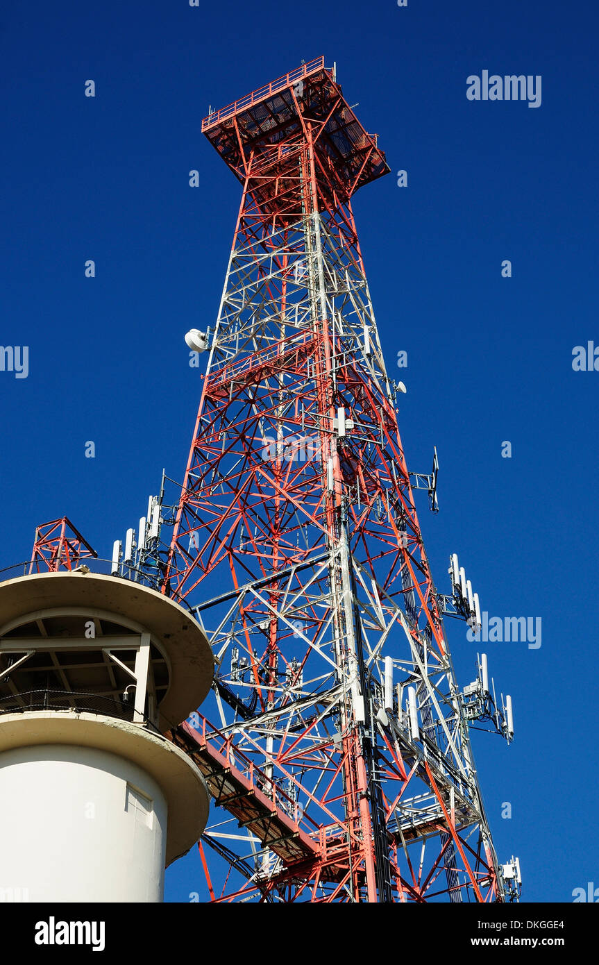 Affollata Telefono Cellulare stazione base torre. Foto Stock