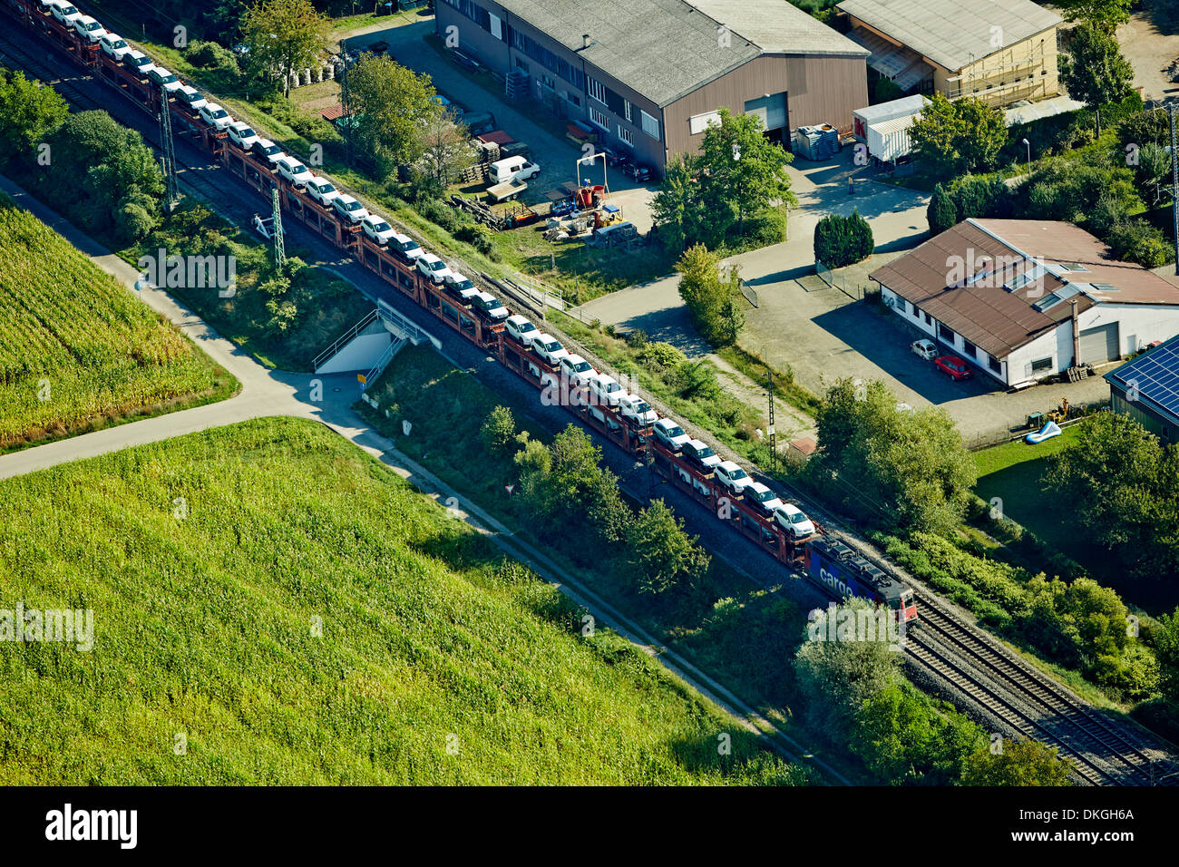 Treno merci con nuove vetture, Heitersheim, Baden-Wuerttemberg, Germania, foto aeree Foto Stock