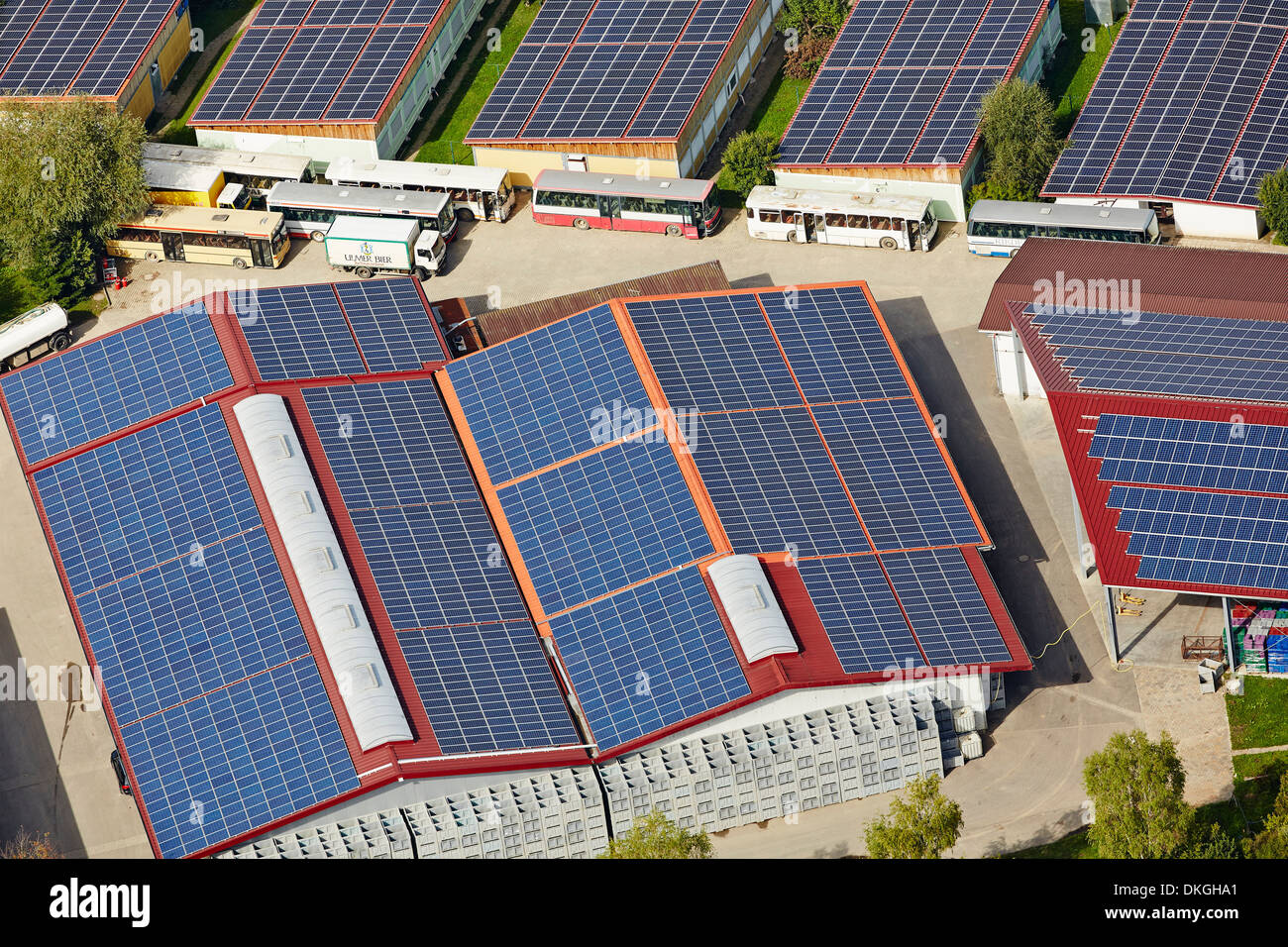 Pannelli solari sui tetti, a Bad Krozingen, Baden-Wuerttemberg, Germania, foto aeree Foto Stock