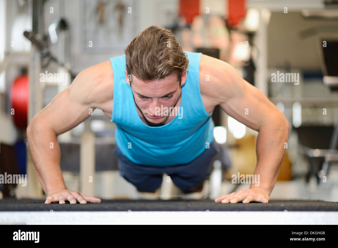 Giovane uomo facendo push-up nel centro fitness Foto Stock