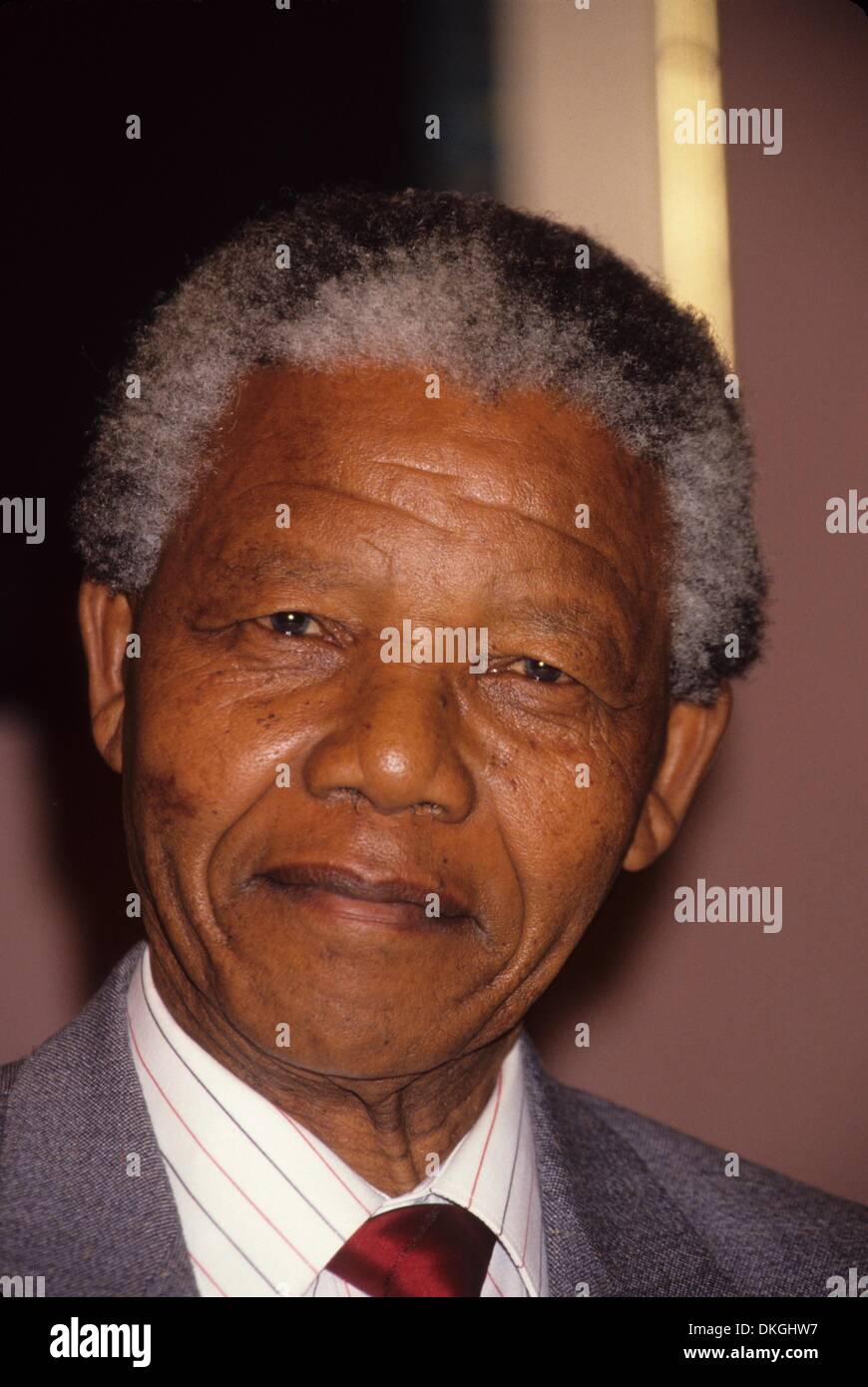 PICS FILE: Nelson Rolihlahla Mandela (Luglio 18, 1918 - 5 dicembre 2013), 95, conosciuta in tutto il mondo i diritti civili attivista e leader mondiale. Mandela emerse dal carcere di diventare il primo Presidente nero del Sud Africa nel 1994. Come un simbolo di pacificazione, ha vinto il 1993 Premio Nobel per la pace. Unite i suoi paesi anti-apartheid movimento nel suo 20s e poi l'ANC (African National Congress) nel 1942. Per i prossimi venti anni ha diretto una campagna di pacifica e non violenta defiance contro il governo del Sudafrica e le sue politiche razziste e per il suo impegno è stato rinchiuso per 27 anni. Foto Stock