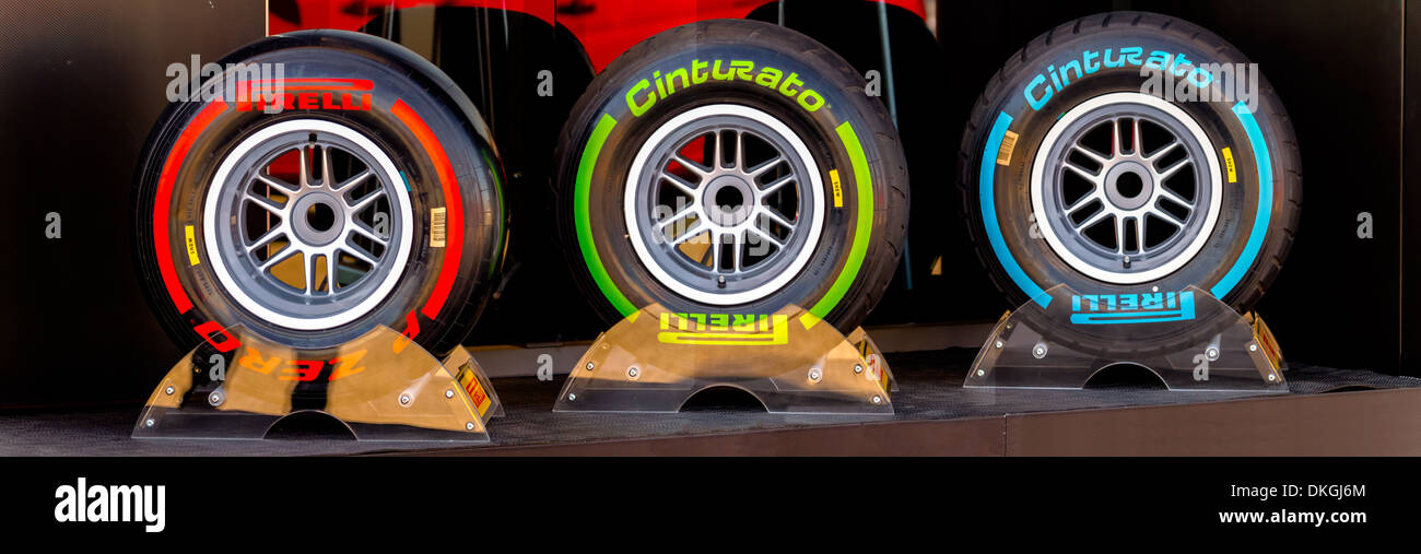 Esposizione dei diversi set di pneumatici Pirelli per il campionato di Formula 1 del 2013 Foto Stock