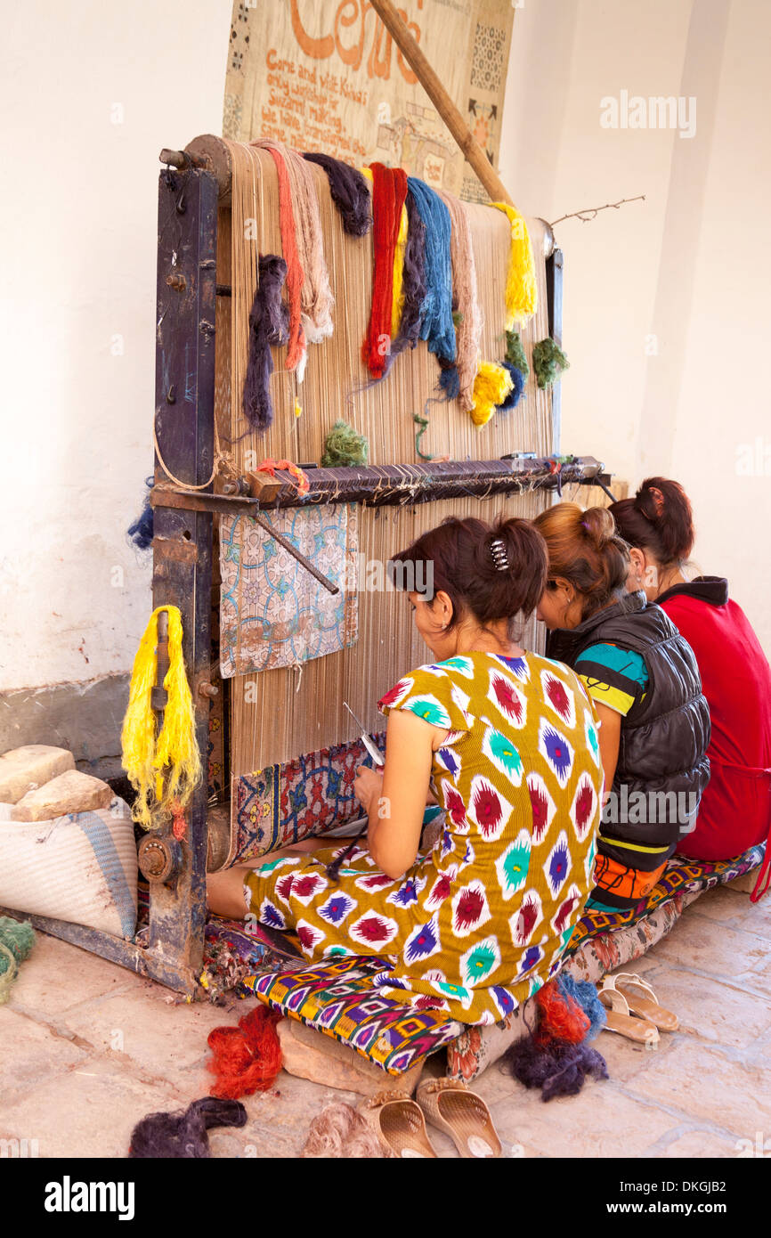 Le donne la tessitura di una Suzani tessile, Khiva, Uzbekistan Foto Stock