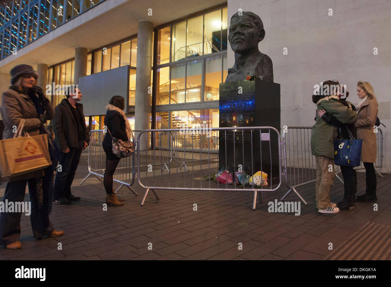 Londra, Regno Unito. 5 dicembre 2013, dopo aver udito la notizia che l'ex-presidente del Sud Africa e la battaglia per la libertà Nelson Mandela era morto, i londinesi si sono riuniti spontaneamente al Nelson Mandela statua al di fuori del Royal Festival Hall a Londra, Southbank e lasciato omaggi, fiori e candele. Foto: Nick Savage/Alamy Live News Foto Stock