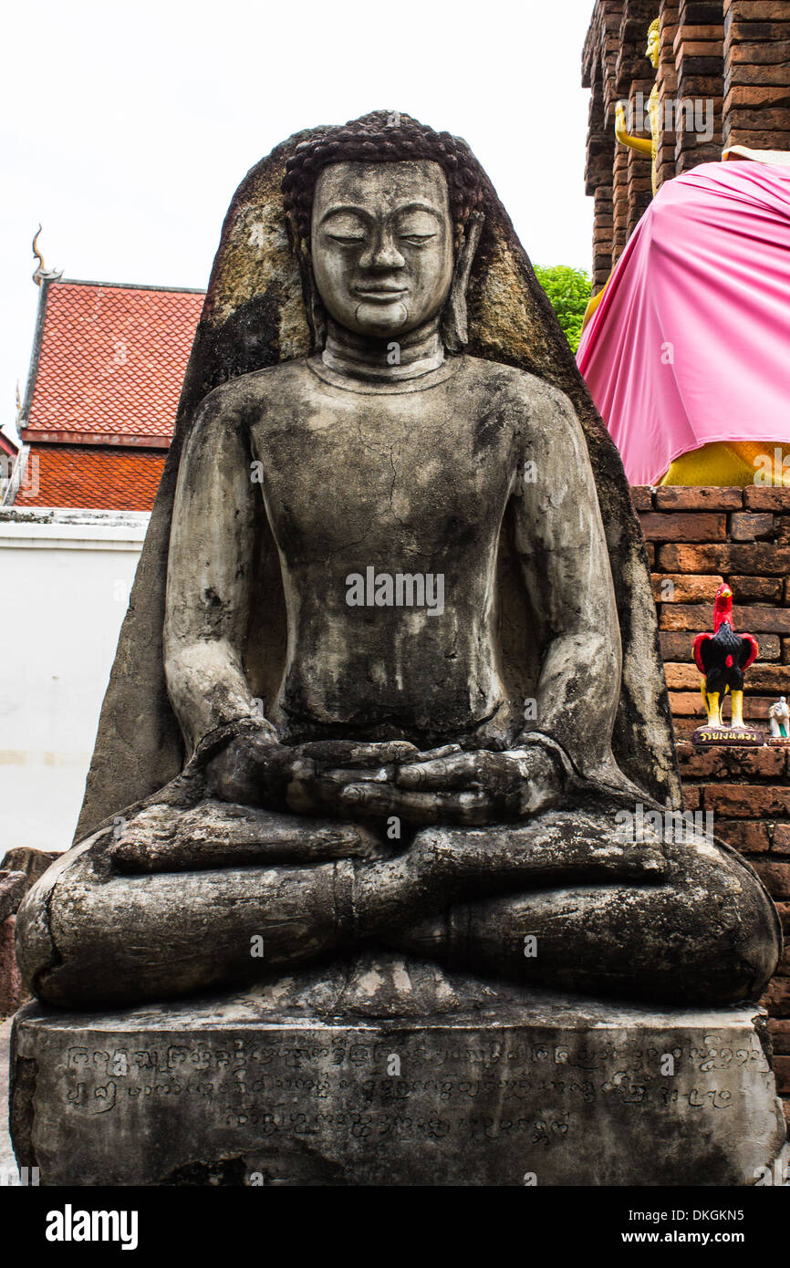 Statua del Buddha e la vecchia Pagoda, Wat Phra That Hariphunchai Foto Stock