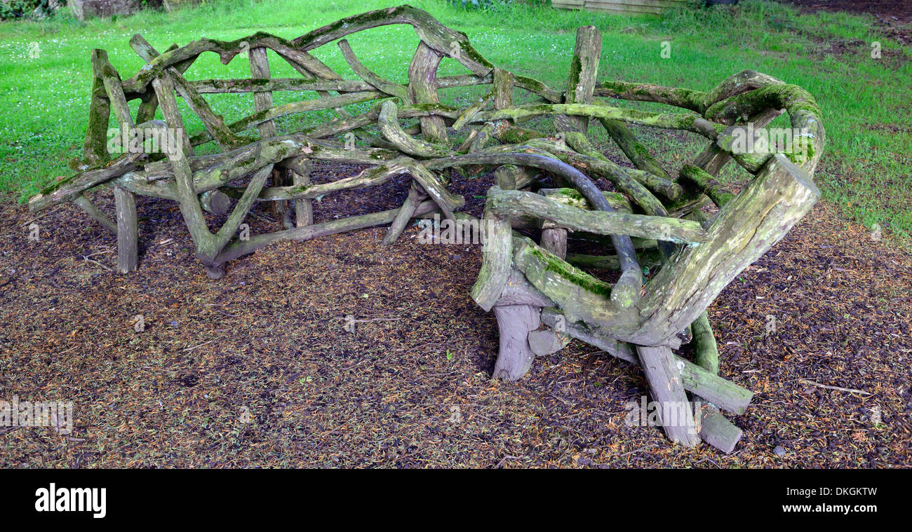 Legno in legno panchina da giardino sede realizzata da rami di albero arti mobili rustici outdoor Foto Stock