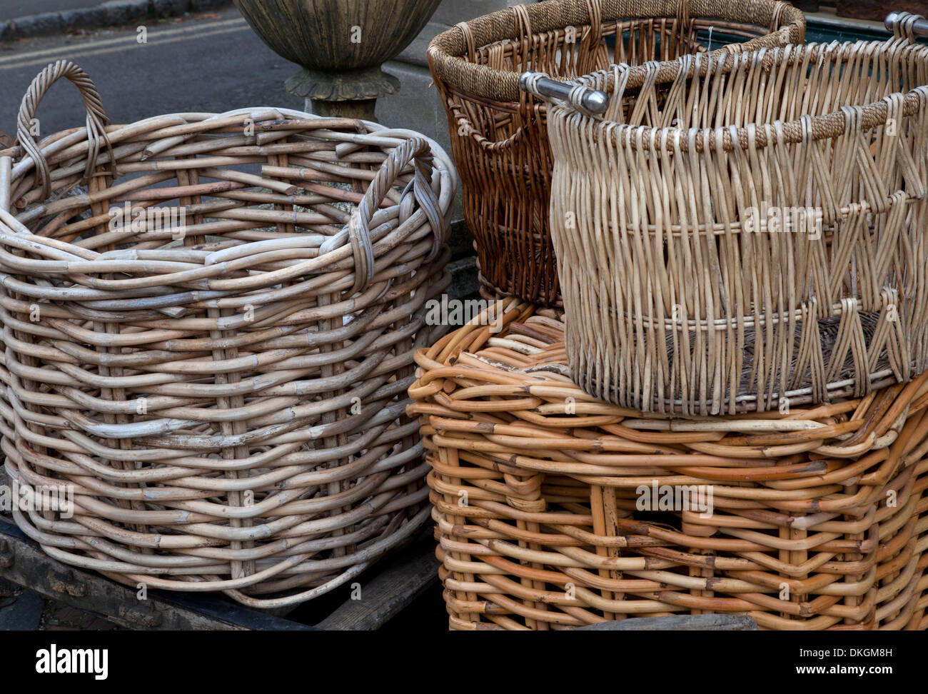 Selezione di fatti a mano in vimini cestini di log. Foto Stock