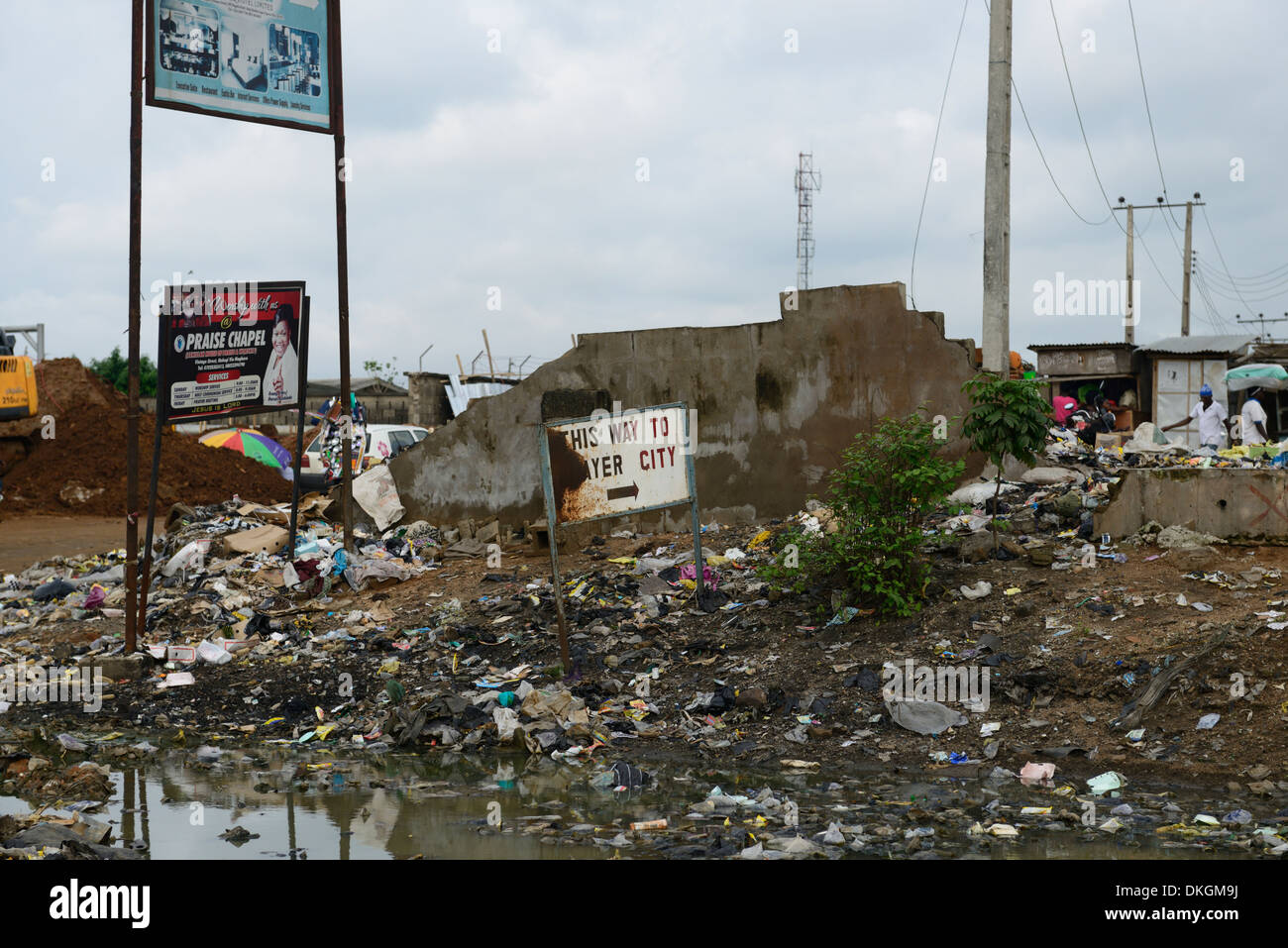 Segno segnaletica ingresso sporcizia sparsa spazzatura preghiera città autostrada Ibadan Nigeria Lagos baraccopoli baraccopoli Foto Stock