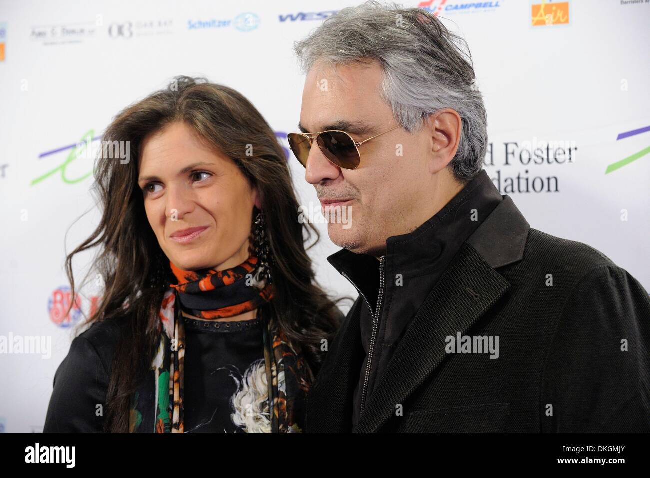 Toronto, Canada. 5 Dic 2013. Andrea Bocelli e Veronica Berti arrivando al David Foster Foundation miracolo concerto presso il Centro Allstream. Credito: EXImages/Alamy Live News Foto Stock