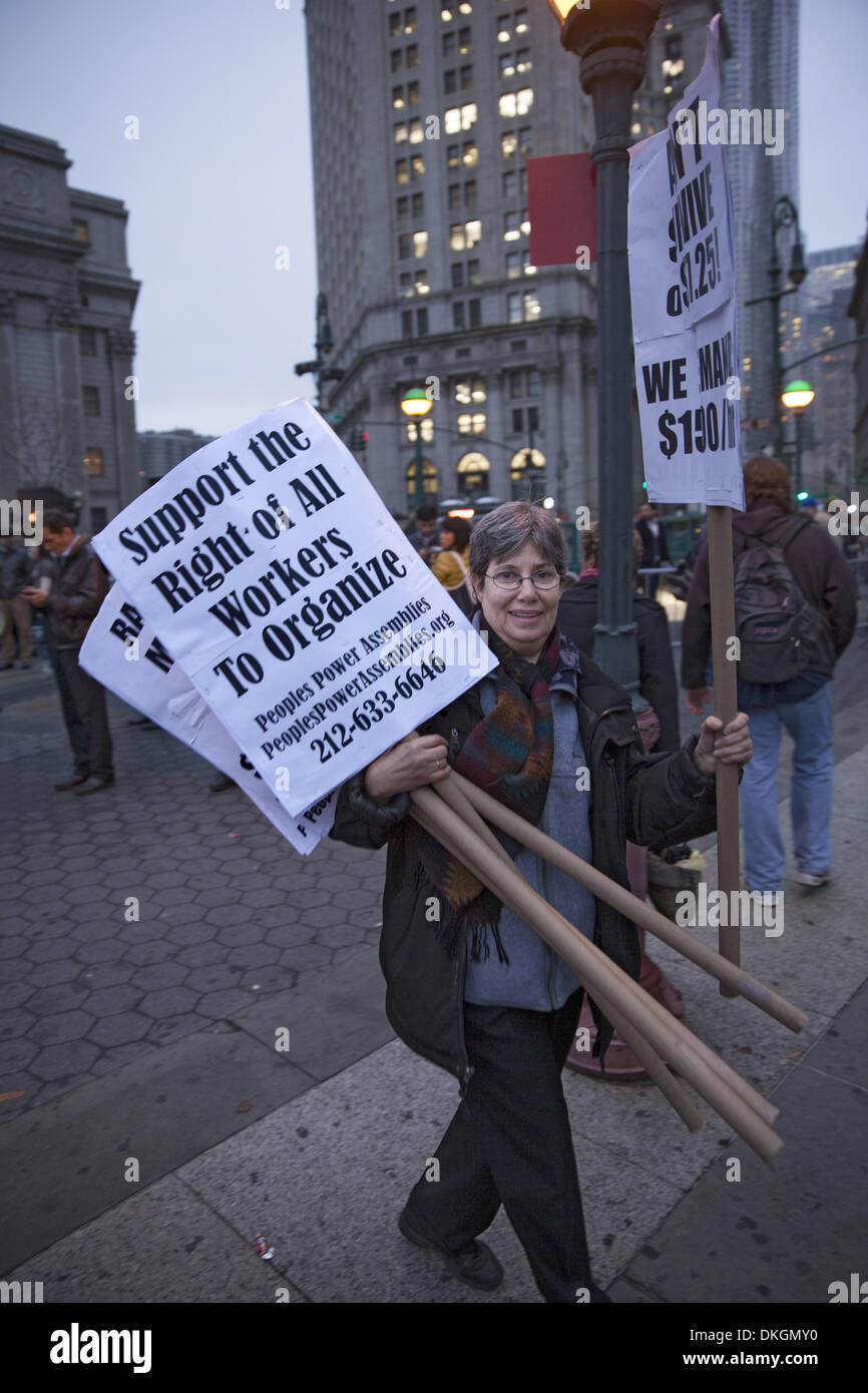 New York, Stati Uniti d'America. Il 5 dicembre 2013. Il Fast Food i lavoratori e i sindacati di supporto di un salario di sussistenza per tutti i lavoratori e il rally di marzo nella città di New York per inviare un messaggio al sindaco in arrivo Bill de Blasio administration Credit: David Grossman/Alamy Live News Foto Stock