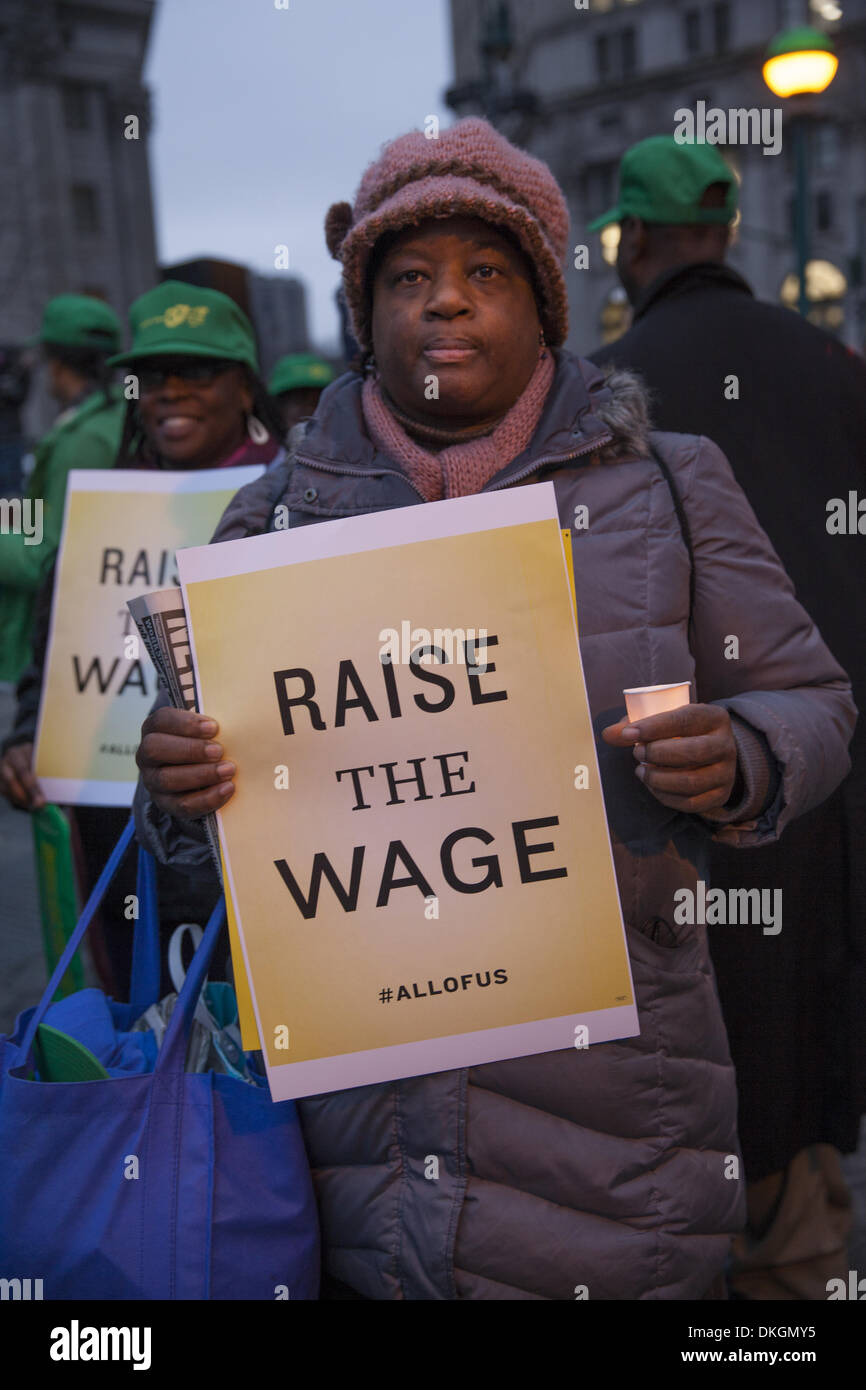 New York, Stati Uniti d'America. Il 5 dicembre 2013. Il Fast Food i lavoratori e i sindacati di supporto di un salario di sussistenza per tutti i lavoratori e il rally di marzo nella città di New York per inviare un messaggio al sindaco in arrivo Bill de Blasio administration Credit: David Grossman/Alamy Live News Foto Stock