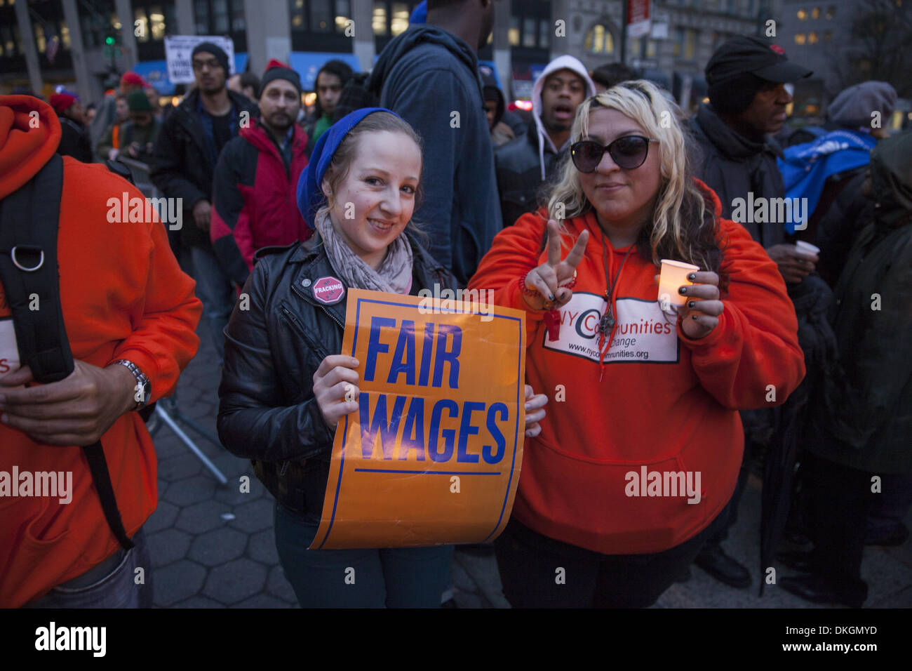 New York, Stati Uniti d'America. Il 5 dicembre 2013. Il Fast Food i lavoratori e i sindacati di supporto di un salario di sussistenza per tutti i lavoratori e il rally di marzo nella città di New York per inviare un messaggio al sindaco in arrivo Bill de Blasio administration Credit: David Grossman/Alamy Live News Foto Stock