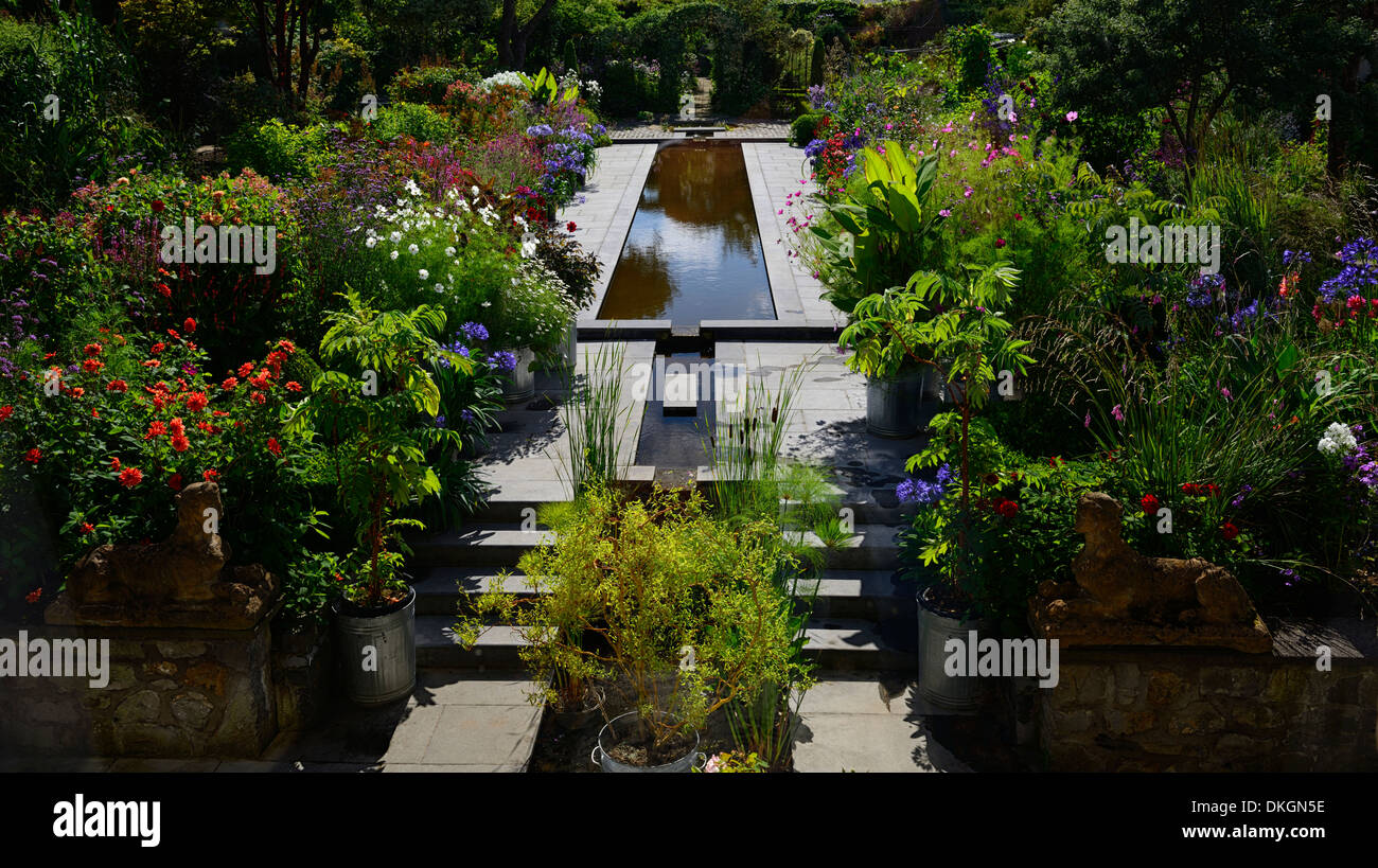 Il Giardino di Dillon Dublino Irlanda pond canal funzione acqua confine perenne contrasto colore fiore pianta di giardino combinazione Foto Stock