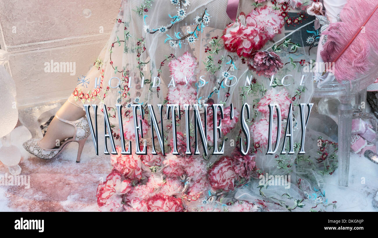 Cascate di fiori di piume di struzzo il tulle ricamato & stiletto piede rivestita in vista ravvicinata Bergdorf Goodman 2013 finestra di Natale Foto Stock