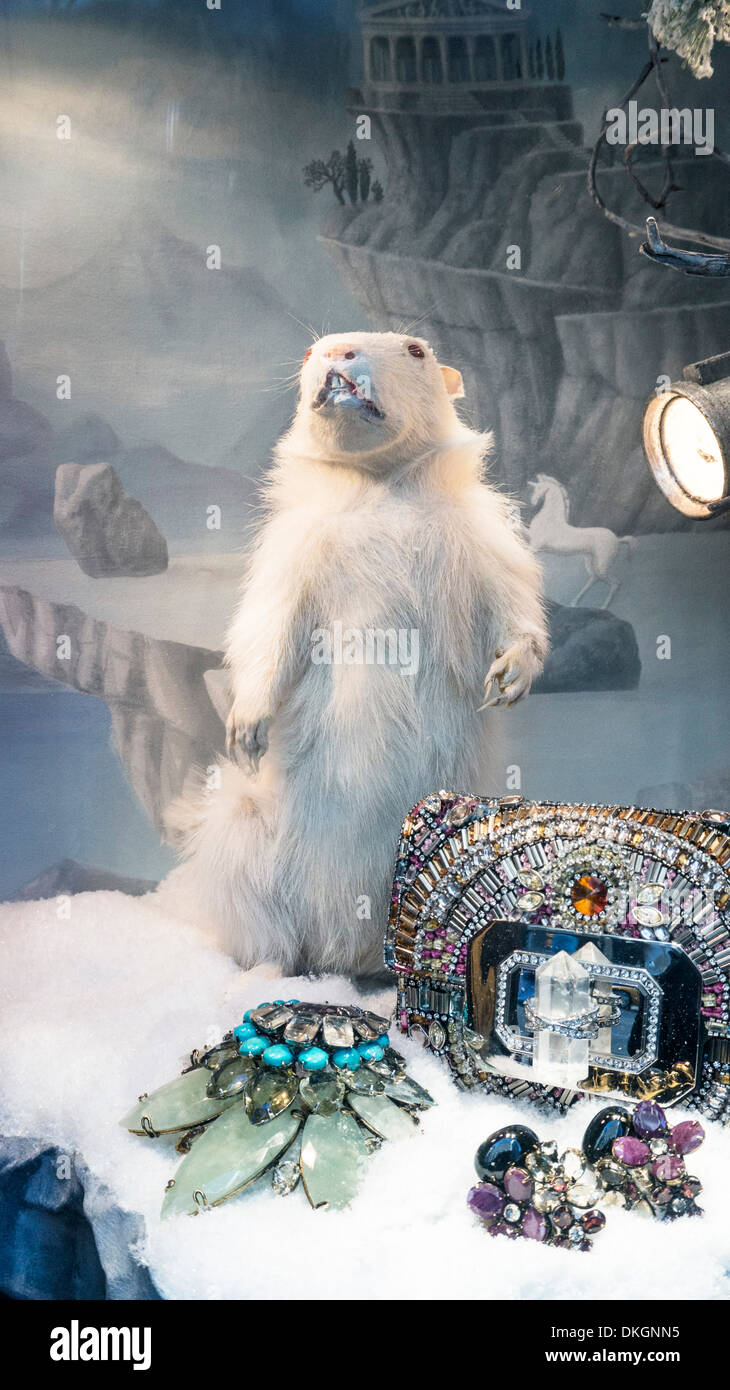 Un criceto bianco contro mythic diorama presenta il raggruppamento di favolosi faux jewelled doni in Bergdorf Goodman finestra di Natale Foto Stock