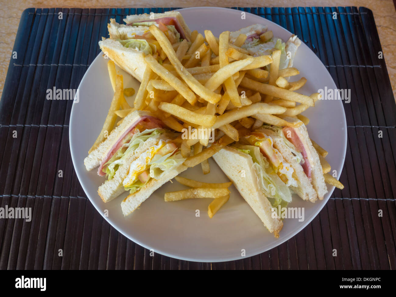 Club sandwich con patate fritte Foto Stock