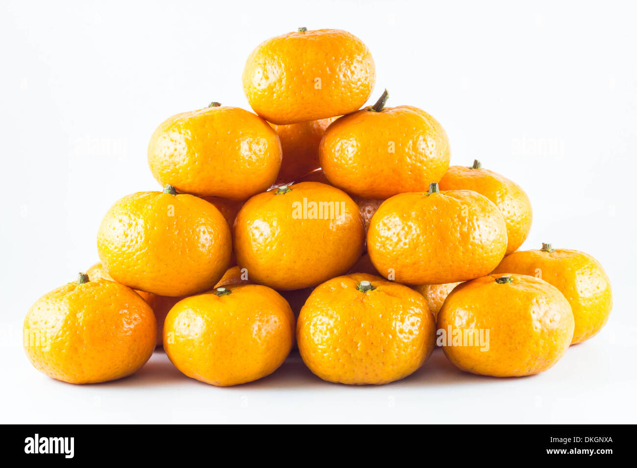 Molti crudo fresco isolato di colore arancione su sfondo bianco Foto Stock