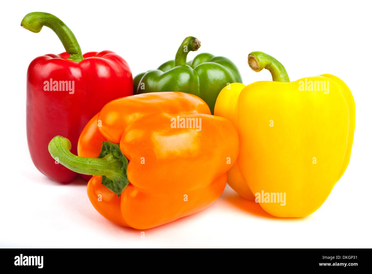 Quattro i peperoni su uno sfondo bianco. Foto Stock